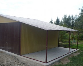 Garaż blaszany 6x5 dwuspadowy piaskowy  RAL 1002 z zadaszeniem brama uchylna 